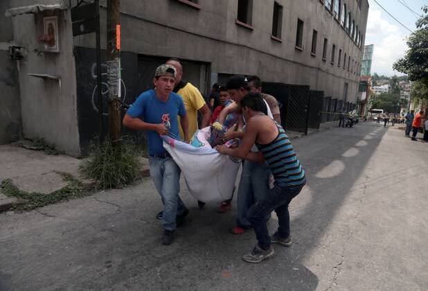 Schweres Erdbeben erschüttert Mexiko (170919) -- MORELOS, Sept. 19, 2017 -- People carry an injured person after an earthquake in Cuernavaca city, Morelos state, Mexico, on Sept. 19, 2017. At least 47 people were killed in a powerful 7.1-magnitude earthquake that hit central Mexico on Tuesday. ) (da) (ce) MEXICO-MORELOS-EARTHQUAKE MargaritoxPerez 