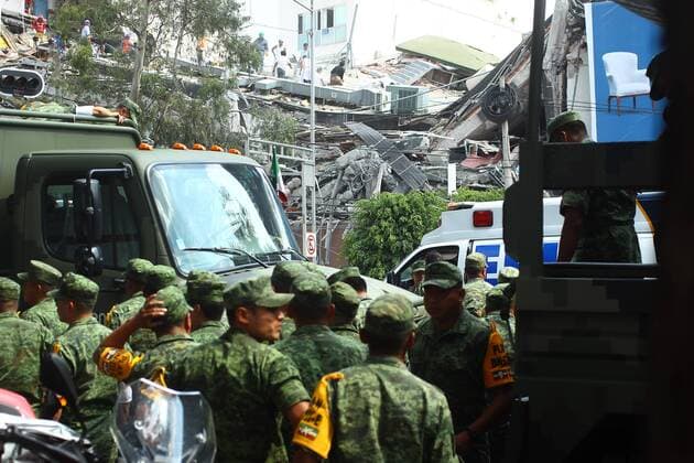 Schweres Erdbeben erschüttert Mexiko (170919) -- MEXICO CITY, Sept. 19, 2017 -- Elements of the Mexican Army arrive at a building collapsed after an earthquake in Mexico City, capital of Mexico, on Sept. 19, 2017. At least 47 people were killed in a powerful 7.1-magnitude earthquake that hit central Mexico on Tuesday. Str) (da) (ce) MEXICO-MEXICO CITY-EARTHQUAKE e Str 