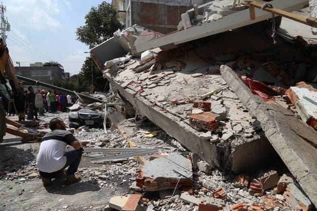 Schweres Erdbeben erschüttert Mexiko (170919) -- MEXICO CITY, Sept. 19, 2017 -- A man inspects a collapsed building after an earthquake in Mexico City, capital of Mexico, on Sept. 19, 2017. At least 47 people were killed in a powerful 7.1-magnitude earthquake that hit central Mexico on Tuesday. ) (da) (ce) MEXICO-MEXICO CITY-EARTHQUAKE FernandoxRamirez 