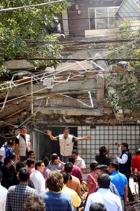 Schweres Erdbeben erschüttert Mexiko (170919) -- MEXICO CITY, Sept. 19, 2017 -- A civil protection worker gives instructions to residents in front of a collapsed building after an earthquake in Mexico City, capital of Mexico, on Sept. 19, 2017. At least 47 people were killed in a powerful 7.1-magnitude earthquake that hit central Mexico on Tuesday. Str) (da) (ce) MEXICO-MEXICO CITY-EARTHQUAKE e Str 