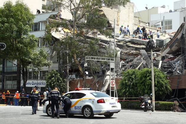 Schweres Erdbeben erschüttert Mexiko (170919) -- MEXICO CITY, Sept. 19, 2017 -- Policemen cordon off the area of a collapsed building after an earthquake in Mexico City, capital of Mexico, on Sept. 19, 2017. At least 47 people were killed in a powerful 7.1-magnitude earthquake that hit central Mexico on Tuesday. Str) (da) (ce) MEXICO-MEXICO CITY-EARTHQUAKE e Str 