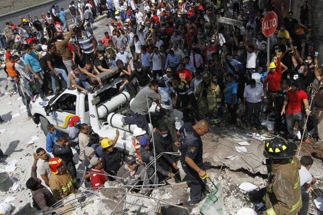 Schweres Erdbeben erschüttert Mexiko (170920) -- MEXICO CITY, Sept. 20, 2017 -- Volunteers and rescuers work after an earthquake in Mexico City, capital of Mexico, on Sept. 19, 2017. More than 100 people were killed in a powerful 7.1-magnitude earthquake that hit central Mexico on Tuesday, and the number of deaths is expected to rise due to the scale of the quake. ) (dtf) MEXICO-MEXICO CITY-EARTHQUAKE Str 