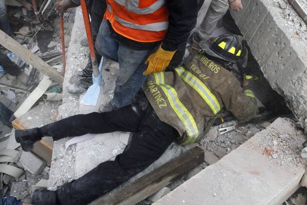 Schweres Erdbeben erschüttert Mexiko (170920) -- MEXICO CITY, Sept. 20, 2017 -- Rescuers work after an earthquake in Mexico City, capital of Mexico, on Sept. 19, 2017. More than 100 people were killed in a powerful 7.1-magnitude earthquake that hit central Mexico on Tuesday, and the number of deaths is expected to rise due to the scale of the quake. ) (dtf) MEXICO-MEXICO CITY-EARTHQUAKE Str 