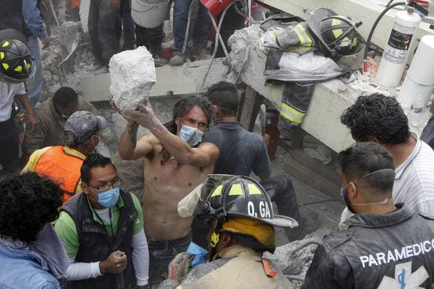 Schweres Erdbeben erschüttert Mexiko (170920) -- MEXICO CITY, Sept. 20, 2017 -- Rescuers and volunteers work after an earthquake in Mexico City, capital of Mexico, on Sept. 19, 2017. More than 100 people were killed in a powerful 7.1-magnitude earthquake that hit central Mexico on Tuesday, and the number of deaths is expected to rise due to the scale of the quake. ) (dtf) MEXICO-MEXICO CITY-EARTHQUAKE Str 