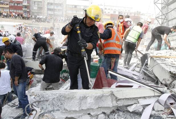 Schweres Erdbeben erschüttert Mexiko (170920) -- MEXICO CITY, Sept. 20, 2017 -- Rescuers and volunteers work after an earthquake in Mexico City, capital of Mexico, on Sept. 19, 2017. More than 100 people were killed in a powerful 7.1-magnitude earthquake that hit central Mexico on Tuesday, and the number of deaths is expected to rise due to the scale of the quake. ) (dtf) MEXICO-MEXICO CITY-EARTHQUAKE Str 