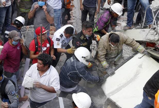 Schweres Erdbeben erschüttert Mexiko (170920) -- MEXICO CITY, Sept. 20, 2017 -- Rescuers and volunteers work after an earthquake in Mexico City, capital of Mexico, on Sept. 19, 2017. More than 100 people were killed in a powerful 7.1-magnitude earthquake that hit central Mexico on Tuesday, and the number of deaths is expected to rise due to the scale of the quake. ) (dtf) MEXICO-MEXICO CITY-EARTHQUAKE Str 