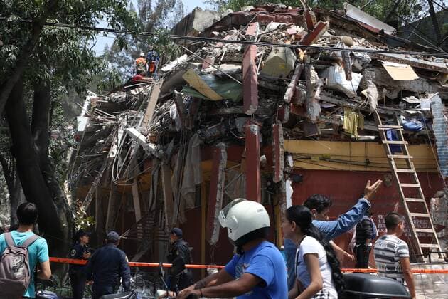 Schweres Erdbeben erschüttert Mexiko (170920) -- MEXICO CITY, Sept. 20, 2017 -- Rescuers work on a collapsed building after an earthquake in Mexico City, capital of Mexico, on Sept. 19, 2017. More than 100 people were killed in a powerful 7.1-magnitude earthquake that hit central Mexico on Tuesday, and the number of deaths is expected to rise due to the scale of the quake. ) (dtf) MEXICO-MEXICO CITY-EARTHQUAKE NIKTEHAxCABRERA 