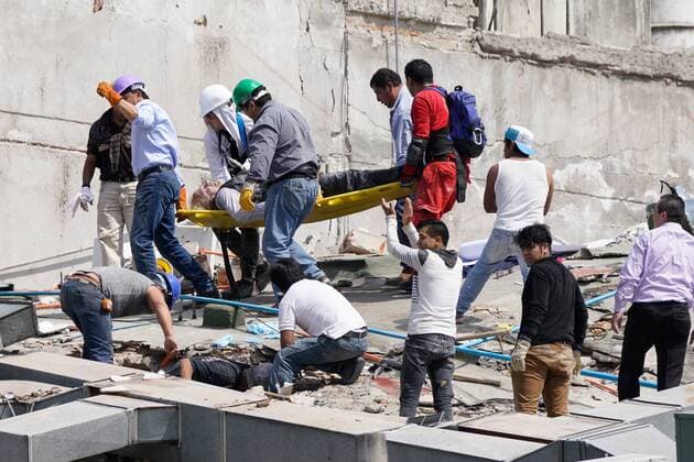 Schweres Erdbeben erschüttert Mexiko (170920) -- MEXICO CITY, Sept. 20, 2017 -- Volunteers and rescuers transfer a person after an earthquake in Mexico City, capital of Mexico, on Sept. 19, 2017. More than 100 people were killed in a powerful 7.1-magnitude earthquake that hit central Mexico on Tuesday, and the number of deaths is expected to rise due to the scale of the quake. Francisco Canedo) (dtf) MEXICO-MEXICO CITY-EARTHQUAKE e FranciscoxCa?edo 