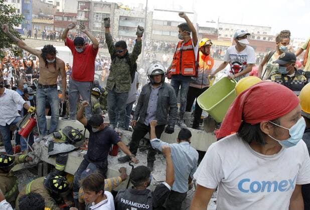 Schweres Erdbeben erschüttert Mexiko (170920) -- MEXICO CITY, Sept. 20, 2017 -- Volunteers and rescuers work after an earthquake in Mexico City, capital of Mexico, on Sept. 19, 2017. More than 100 people were killed in a powerful 7.1-magnitude earthquake that hit central Mexico on Tuesday, and the number of deaths is expected to rise due to the scale of the quake. ) (dtf) MEXICO-MEXICO CITY-EARTHQUAKE Str 