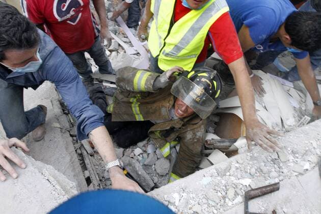 Schweres Erdbeben erschüttert Mexiko (170920) -- MEXICO CITY, Sept. 20, 2017 -- Volunteers and rescuers work after an earthquake in Mexico City, capital of Mexico, on Sept. 19, 2017. More than 100 people were killed in a powerful 7.1-magnitude earthquake that hit central Mexico on Tuesday, and the number of deaths is expected to rise due to the scale of the quake. ) (dtf) MEXICO-MEXICO CITY-EARTHQUAKE Str 
