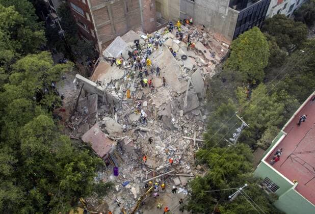 Schweres Erdbeben erschüttert Mexiko (170920) -- MEXICO CITY, Sept. 20, 2017 -- Aerial photo taken on Sept. 19, 2017 shows a collapsed building after an earthquake in Mexico City, capital of Mexico. More than 100 people were killed in a powerful 7.1-magnitude earthquake that hit central Mexico on Tuesday, and the number of deaths is expected to rise due to the scale of the quake. ) (dtf) MEXICO-MEXICO CITY-EARTHQUAKE CesarxVicuna 