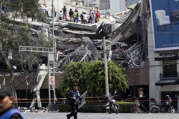 Schweres Erdbeben erschüttert Mexiko (170920) -- MEXICO CITY, Sept. 20, 2017 -- Volunteers and rescuers work on the roof of a building after an earthquake in Mexico City, capital of Mexico, on Sept. 19, 2017. More than 100 people were killed in a powerful 7.1-magnitude earthquake that hit central Mexico on Tuesday, and the number of deaths is expected to rise due to the scale of the quake. ) (dtf) MEXICO-MEXICO CITY-EARTHQUAKE AlejandroxAyala 