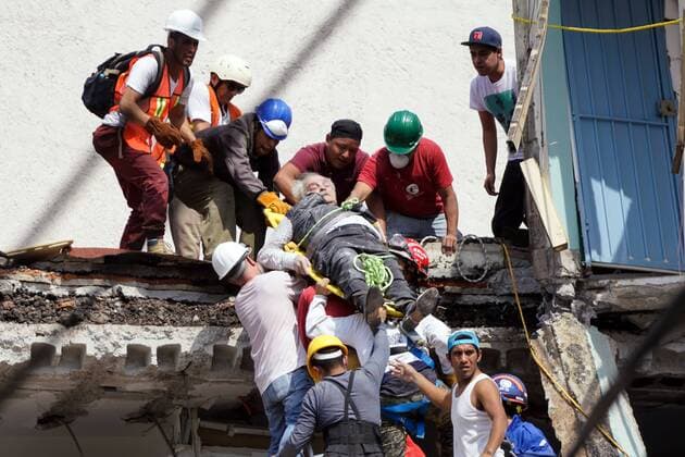 Schweres Erdbeben erschüttert Mexiko (170920) -- MEXICO CITY, Sept. 20, 2017 -- Volunteers and rescuers transfer a person after an earthquake in Mexico City, capital of Mexico, on Sept. 19, 2017. More than 100 people were killed in a powerful 7.1-magnitude earthquake that hit central Mexico on Tuesday, and the number of deaths is expected to rise due to the scale of the quake. Francisco Canedo) (dtf) MEXICO-MEXICO CITY-EARTHQUAKE e FranciscoxCa?edo 