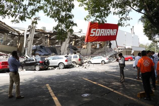 Schweres Erdbeben erschüttert Mexiko (170920) -- MEXICO CITY, Sept. 20, 2017 -- People watch a collapsed department store after an earthquake in Mexico City, capital of Mexico, on Sept. 19, 2017. More than 100 people were killed in a powerful 7.1-magnitude earthquake that hit central Mexico on Tuesday, and the number of deaths is expected to rise due to the scale of the quake. ) (dtf) MEXICO-MEXICO CITY-EARTHQUAKE NIKTEHAxCABRERA 