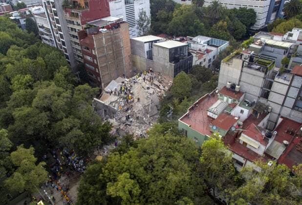 Schweres Erdbeben erschüttert Mexiko (170920) -- MEXICO CITY, Sept. 20, 2017 -- Aerial photo taken on Sept. 19, 2017 shows a collapsed building after an earthquake in Mexico City, capital of Mexico. More than 100 people were killed in a powerful 7.1-magnitude earthquake that hit central Mexico on Tuesday, and the number of deaths is expected to rise due to the scale of the quake. ) (dtf) MEXICO-MEXICO CITY-EARTHQUAKE CesarxVicuna 