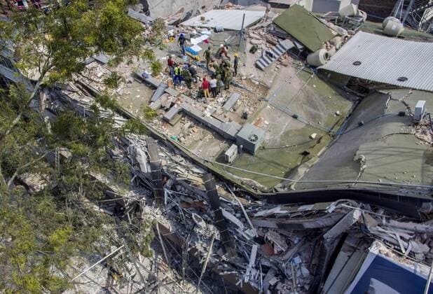 Schweres Erdbeben erschüttert Mexiko (170920) -- MEXICO CITY, Sept. 20, 2017 -- Aerial photo taken on Sept. 19, 2017 shows a collapsed building after an earthquake in Mexico City, capital of Mexico. More than 100 people were killed in a powerful 7.1-magnitude earthquake that hit central Mexico on Tuesday, and the number of deaths is expected to rise due to the scale of the quake. ) (dtf) MEXICO-MEXICO CITY-EARTHQUAKE CesarxVicuna 