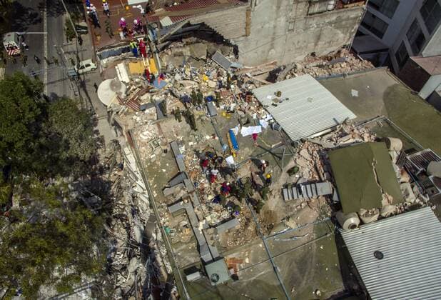 Schweres Erdbeben erschüttert Mexiko (170920) -- MEXICO CITY, Sept. 20, 2017 -- Aerial photo taken on Sept. 19, 2017 shows a collapsed building after an earthquake in Mexico City, capital of Mexico. More than 100 people were killed in a powerful 7.1-magnitude earthquake that hit central Mexico on Tuesday, and the number of deaths is expected to rise due to the scale of the quake. ) (dtf) MEXICO-MEXICO CITY-EARTHQUAKE CesarxVicuna 
