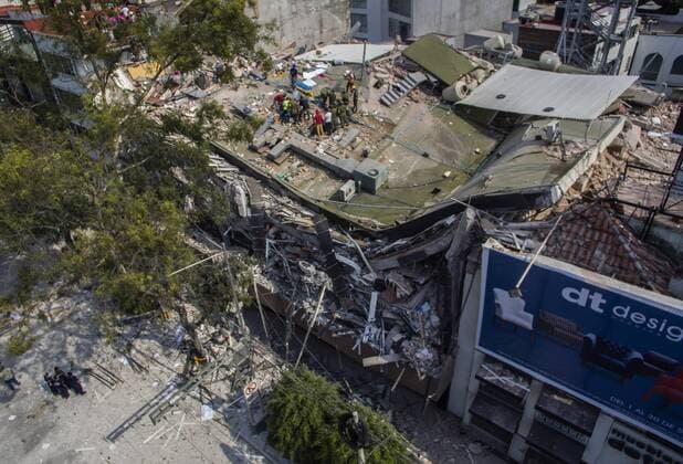 Schweres Erdbeben erschüttert Mexiko (170920) -- MEXICO CITY, Sept. 20, 2017 -- Aerial photo taken on Sept. 19, 2017 shows a collapsed building after an earthquake in Mexico City, capital of Mexico. More than 100 people were killed in a powerful 7.1-magnitude earthquake that hit central Mexico on Tuesday, and the number of deaths is expected to rise due to the scale of the quake. ) (dtf) MEXICO-MEXICO CITY-EARTHQUAKE CesarxVicuna 