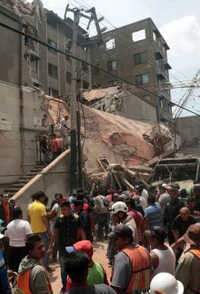 Schweres Erdbeben erschüttert Mexiko (170920) -- MORELOS, Sept. 20, 2017 -- People gather around a collapsed building after an earthquake in Cuernavaca City, Morelos State, Mexico, on Sept. 19, 2017. More than 100 people were killed in a powerful 7.1-magnitude earthquake that hit central Mexico on Tuesday, and the number of deaths is expected to rise due to the scale of the quake. ) (dtf) MEXICO-MORELOS-EARTHQUAKE MargaritoxPerez 