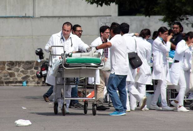Schweres Erdbeben erschüttert Mexiko (170920) -- MORELOS, Sept. 20, 2017 -- Doctors transfer an injured people after an earthquake in Cuernavaca City, Morelos State, Mexico, on Sept. 19, 2017. More than 100 people were killed in a powerful 7.1-magnitude earthquake that hit central Mexico on Tuesday, and the number of deaths is expected to rise due to the scale of the quake. ) (dtf) MEXICO-MORELOS-EARTHQUAKE MARGARITOxPEREZ 