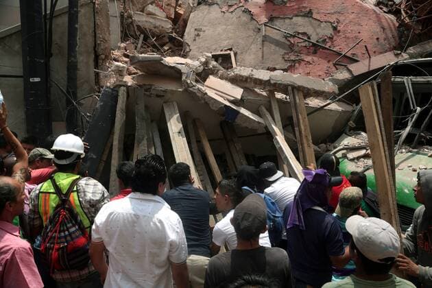 Schweres Erdbeben erschüttert Mexiko (170920) -- MORELOS, Sept. 20, 2017 -- People help removing the debris of a collapsed building after an earthquake in Cuernavaca City, Morelos State, Mexico, on Sept. 19, 2017. More than 100 people were killed in a powerful 7.1-magnitude earthquake that hit central Mexico on Tuesday, and the number of deaths is expected to rise due to the scale of the quake. ) (dtf) MEXICO-MORELOS-EARTHQUAKE MargaritoxPerez 