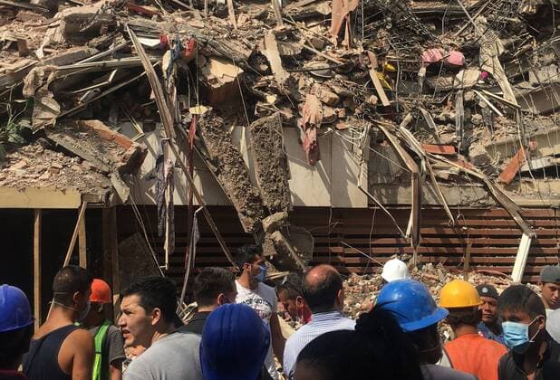 Schweres Erdbeben erschüttert Mexiko (170920) -- MEXICO CITY, Sept. 20, 2017 -- Image taken with a mobile phone shows people watching a collapsed building after an earthquake in Mexico City, capital of Mexico, on Sept. 19, 2017. More than 100 people were killed in a powerful 7.1-magnitude earthquake that hit central Mexico on Tuesday, and the number of deaths is expected to rise due to the scale of the quake. ) (dtf) MEXICO-MEXICO CITY-EARTHQUAKE XUxLIANG 