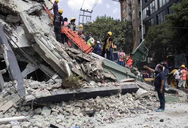 Schweres Erdbeben erschüttert Mexiko (170920) -- MEXICO CITY, Sept. 20, 2017 -- People work on a collapsed building after an earthquake in Mexico City, capital of Mexico, on Sept. 19, 2017. More than 100 people were killed in a powerful 7.1-magnitude earthquake that hit central Mexico on Tuesday, and the number of deaths is expected to rise due to the scale of the quake. Alejandro Ayala) (dtf) MEXICO-MEXICO CITY-EARTHQUAKE e AlejandroxAyala 