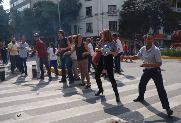 Schweres Erdbeben erschüttert Mexiko (170920) -- MEXICO CITY, Sept. 20, 2017 -- People move bottles of water during rescue efforts on a collapsed building after an earthquake in Mexico City, capital of Mexico, on Sept. 19, 2017. More than 100 people were killed in a powerful 7.1-magnitude earthquake that hit central Mexico on Tuesday, and the number of deaths is expected to rise due to the scale of the quake. Montserrat Lopez) (dtf) MEXICO-MEXICO CITY-EARTHQUAKE e MONTSERRATxLOPEZ 