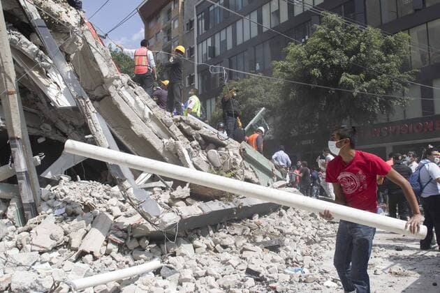 Schweres Erdbeben erschüttert Mexiko (170920) -- MEXICO CITY, Sept. 20, 2017 -- People work near a collapsed building after an earthquake in Mexico City, capital of Mexico, on Sept. 19, 2017. More than 100 people were killed in a powerful 7.1-magnitude earthquake that hit central Mexico on Tuesday, and the number of deaths is expected to rise due to the scale of the quake. Alejandro Ayala) (dtf) MEXICO-MEXICO CITY-EARTHQUAKE e AlejandroxAyala 