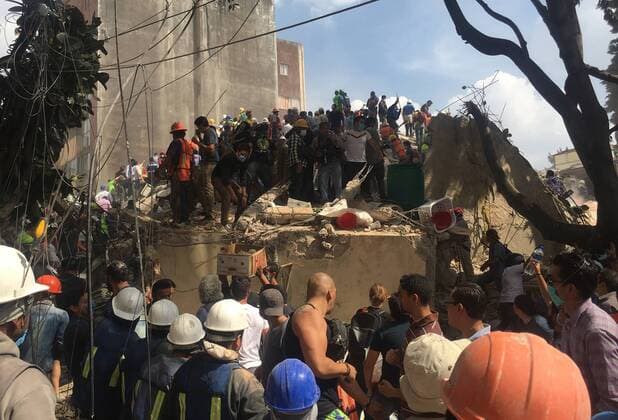 Schweres Erdbeben erschüttert Mexiko (170920) -- MEXICO CITY, Sept. 20, 2017 -- Image taken with a mobile phone shows people searching for victims in a collapsed building after an earthquake in Mexico City, capital of Mexico, on Sept. 19, 2017. More than 100 people were killed in a powerful 7.1-magnitude earthquake that hit central Mexico on Tuesday, and the number of deaths is expected to rise due to the scale of the quake. ) (dtf) MEXICO-MEXICO CITY-EARTHQUAKE XUxLIANG 