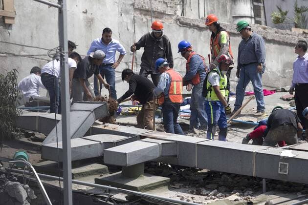 Schweres Erdbeben erschüttert Mexiko (170920) -- MEXICO CITY, Sept. 20, 2017 -- People work on the roof of a collapsed building after an earthquake in Mexico City, capital of Mexico, on Sept. 19, 2017. More than 100 people were killed in a powerful 7.1-magnitude earthquake that hit central Mexico on Tuesday, and the number of deaths is expected to rise due to the scale of the quake. Alejandro Ayala) (dtf) MEXICO-MEXICO CITY-EARTHQUAKE e AlejandroxAyala 