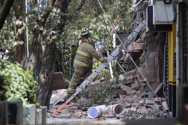 Schweres Erdbeben erschüttert Mexiko (170920) -- MEXICO CITY, Sept. 20, 2017 -- A fireman works on the site of a collapsed building after an earthquake in Mexico City, capital of Mexico, on Sept. 19, 2017. More than 100 people were killed in a powerful 7.1-magnitude earthquake that hit central Mexico on Tuesday, and the number of deaths is expected to rise due to the scale of the quake. Alejandro Ayala) (dtf) MEXICO-MEXICO CITY-EARTHQUAKE e AlejandroxAyala 