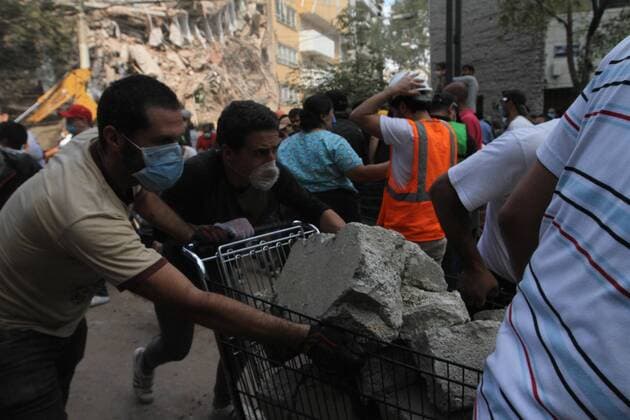 Schweres Erdbeben erschüttert Mexiko (170920) -- MEXICO CITY, Sept. 20, 2017 -- Rescuers and volunteers work after an earthquake in Mexico City, capital of Mexico, on Sept. 19, 2017. More than 100 people were killed in a powerful 7.1-magnitude earthquake that hit central Mexico on Tuesday, and the number of deaths is expected to rise due to the scale of the quake. Francisco Canedo)(dtf) MEXICO-MEXICO CITY-EARTHQUAKE e FRANCISCOxCANEDO 