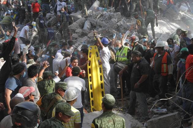 Schweres Erdbeben erschüttert Mexiko (170920) -- MEXICO CITY, Sept. 20, 2017 -- Rescuers and volunteers work after an earthquake in Mexico City, capital of Mexico, on Sept. 19, 2017. More than 100 people were killed in a powerful 7.1-magnitude earthquake that hit central Mexico on Tuesday, and the number of deaths is expected to rise due to the scale of the quake. Francisco Canedo) (dtf) MEXICO-MEXICO CITY-EARTHQUAKE e FRANCISCOxCANEDO 