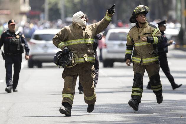 Schweres Erdbeben erschüttert Mexiko (170920) -- MEXICO CITY, Sept. 20, 2017 -- Firemen work after an earthquake in Mexico City, capital of Mexico, on Sept. 19, 2017. More than 100 people were killed in a powerful 7.1-magnitude earthquake that hit central Mexico on Tuesday, and the number of deaths is expected to rise due to the scale of the quake. Alejandro Ayala) (dtf) MEXICO-MEXICO CITY-EARTHQUAKE e AlejandroxAyala 
