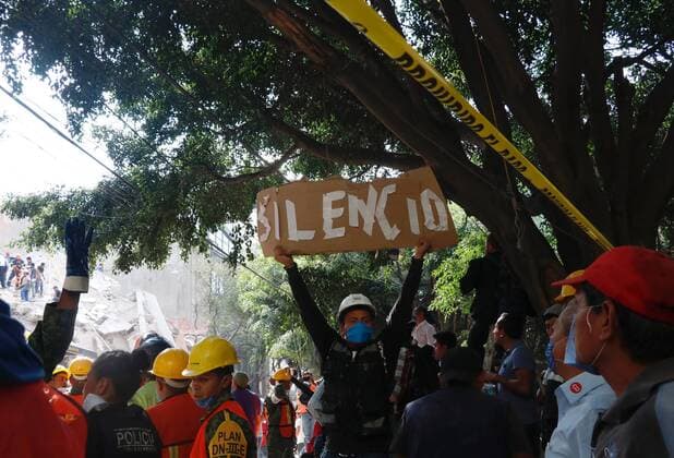Schweres Erdbeben erschüttert Mexiko (170920) -- MEXICO CITY, Sept. 20, 2017 -- A rescuer holds a banner asking for silence during rescue efforts in a collapsed building after an earthquake in Mexico City, capital of Mexico, on Sept. 19, 2017. More than 100 people were killed in a powerful 7.1-magnitude earthquake that hit central Mexico on Tuesday, and the number of deaths is expected to rise due to the scale of the quake. Montserrat Lopez) (dtf) MEXICO-MEXICO CITY-EARTHQUAKE e FranciscoxCa?edo 