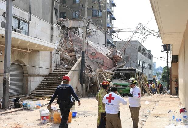 Schweres Erdbeben erschüttert Mexiko (170920) -- MORELOS, Sept. 20, 2017 -- Rescuers work at a collapsed building after an earthquake in Cuernavaca City, Morelos State, Mexico, on Sept. 19, 2017. More than 100 people were killed in a powerful 7.1-magnitude earthquake that hit central Mexico on Tuesday, and the number of deaths is expected to rise due to the scale of the quake. ) (dtf) MEXICO-MORELOS-EARTHQUAKE MARCOxDIAZ 