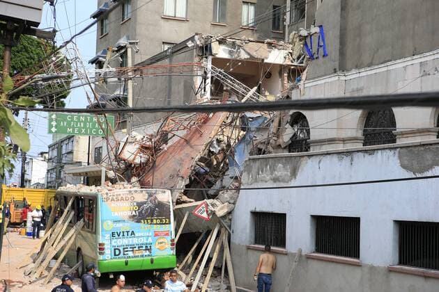 Schweres Erdbeben erschüttert Mexiko (170920) -- MORELOS, Sept. 20, 2017 -- People stand next to debris of a collapsed building after an earthquake in Cuernavaca City, Morelos State, Mexico, on Sept. 19, 2017. More than 100 people were killed in a powerful 7.1-magnitude earthquake that hit central Mexico on Tuesday, and the number of deaths is expected to rise due to the scale of the quake. ) (dtf) MEXICO-MORELOS-EARTHQUAKE MARCOxDIAZ 