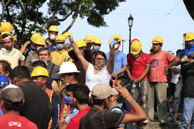 Schweres Erdbeben erschüttert Mexiko (170920) -- MORELOS, Sept. 20, 2017 -- A woman distributes masks in front of a collapsed building after an earthquake in Cuernavaca City, Morelos State, Mexico, on Sept. 19, 2017. More than 100 people were killed in a powerful 7.1-magnitude earthquake that hit central Mexico on Tuesday, and the number of deaths is expected to rise due to the scale of the quake. ) (dtf) MEXICO-MORELOS-EARTHQUAKE MARCOxDIAZ 