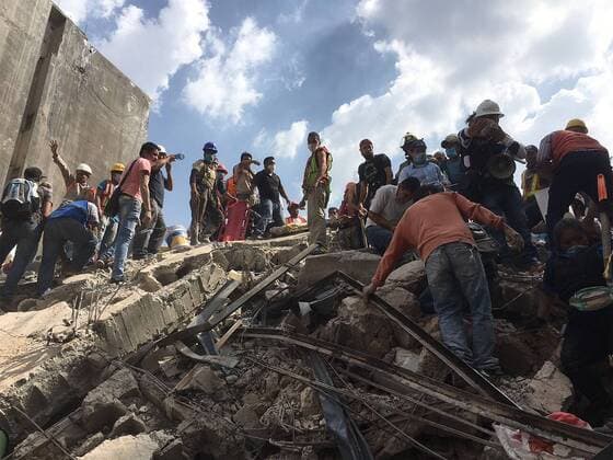 September 19, 2017 - Mexico, Mexico, MEXICO - A powerful 7.1 earthquake strikes Mexico City on Tuesday September 19, 2017 collapsing buildings and sending thousands of people fleeing into the streets exactly 32 years in the aniversary of the 1985 devastating earthquake. Two persons are rescued and one is dead, from a collapsed building near Colonia Naples. Mexico MEXICO - ZUMAp124 20170919_zaa_p124_006 Copyright: xArmandoxMenesesx