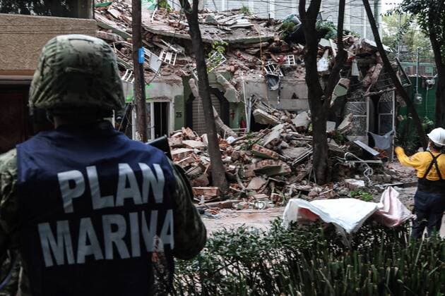 September 19, 2017 - Ciudad De Mexico, Mexico, MEXICO - A powerful 7.1 earthquake strikes Mexico City on Tuesday September 19, 2017 collapsing buildings and sending thousands of people fleeing into the streets exactly 32 years in the aniversary of the 1985 devastating earthquake. Ciudad De Mexico MEXICO - ZUMAp124 20170919_zaa_p124_016 Copyright: xJosexLunax