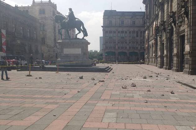 September 19 2017 EUM20170919NAC32 JPG CIUDAD DE MEXICO EarthquakeSismo CDMX Tras el sismo que sacudio a la Ciudad de Mexico este martes 19 de septiembre de 2017 edificios en distintos puntos de esta capital colapsaron y otros mas presentaron danos en diversos grados En la imagen aspectos de la Plaza Tolsa en el Centro Historico de esta ciudad Foto Agencia Edgar EslavaEVZ Credit Image © via ZUMA Wire Latin News September 19 2017 ElxUniversal  EUM_I_20170919_501060.JPG