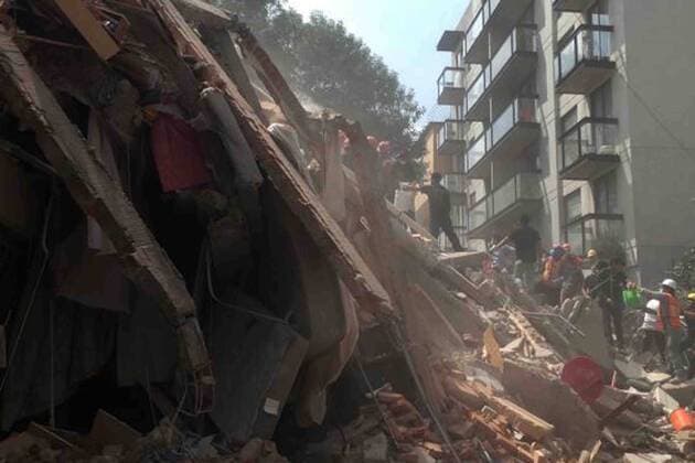 September 19 2017 Mexico City Mexico Building fall after Powerful 7 1 Earthquake Hits Mexico City Credit Image © via ZUMA Wire Powerful 7 1 Earthquake Hits Mexico City ElxUniversal  EUM_I_20170919_501068.JPG