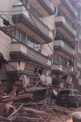September 19 2017 EUM20170919NAC43 JPG CIUDAD DE MEXICO EarthquakeSismo CDMX Tras el sismo que sacudio a la Ciudad de Mexico este martes 19 de septiembre de 2017 edificios en distintos puntos de esta capital colapsaron y otros mas presentaron danos en diversos grados Foto Agencia EVZ Credit Image © via ZUMA Wire Latin News September 19 2017 ElxUniversal  EUM_I_20170919_501071.JPG