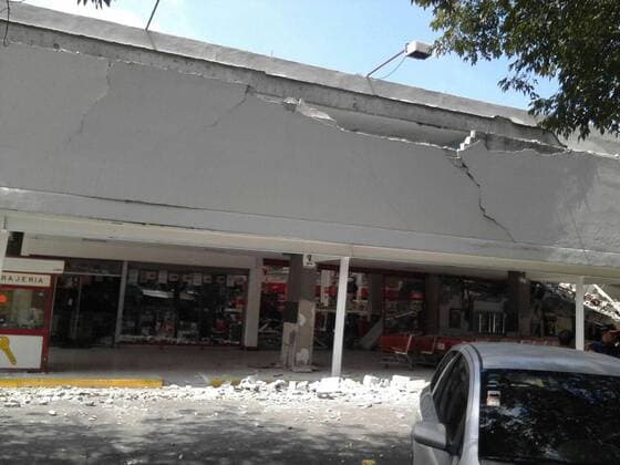 September 19 2017 EUM20170919NAC45 JPG CIUDAD DE MEXICO EarthquakeSismo CDMX Tras el sismo que sacudio a la Ciudad de Mexico este martes 19 de septiembre de 2017 edificios en distintos puntos de esta capital colapsaron y otros mas presentaron danos en diversos grados En la imagen aspectos de un centro de autoservicio al sur de esta capital Foto Agencia Jose Gerardo MartinezEVZ Credit Image © via ZUMA Wire Latin News September 19 2017 ElxUniversal  EUM_I_20170919_501073.JPG