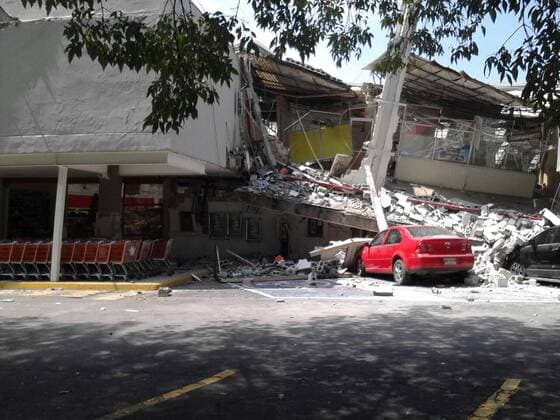 September 19 2017 EUM20170919NAC47 JPG CIUDAD DE MEXICO EarthquakeSismo CDMX Tras el sismo que sacudio a la Ciudad de Mexico este martes 19 de septiembre de 2017 edificios en distintos puntos de esta capital colapsaron y otros mas presentaron danos en diversos grados En la imagen aspectos de un centro de autoservicio al sur de esta capital Foto Agencia Jose Gerardo MartinezEVZ Credit Image © via ZUMA Wire Latin News September 19 2017 ElxUniversal  EUM_I_20170919_501075.JPG