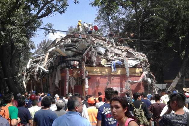 September 19 2017 EUM20170919NAC53 JPG CIUDAD DE MEXICO EarthquakeSismo CDMX Decenas de personas se agrupan para ayudar en labores de rescate en un edificio que colapso esto al sur de la capital tras el sismo que sacudio a la Ciudad de Mexico este martes 19 de septiembre de 2017 Foto Agencia Jose Gerardo MartinezEVZ Credit Image © via ZUMA Wire Latin News September 19 2017 ElxUniversal  EUM_I_20170919_501081.JPG
