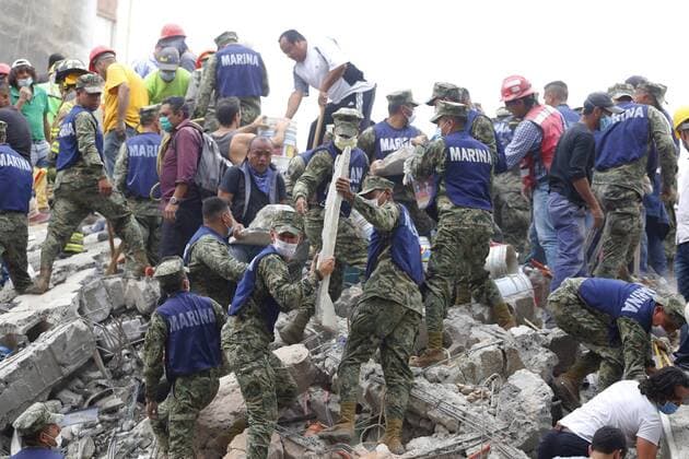 September 19 2017 Mexico City Mexico Rescue workers through the rubble after a powerful 7 1 earthquake strikes Mexico City collapsing buildings At least 139 people died in the magnitude 7 1 earthquake officials said Credit Image © El Universal via ZUMA Wire Powerful 7 1 Earthquake Hits Mexico City BerenicexFregoso  EUM_I_20170919_501133.JPG