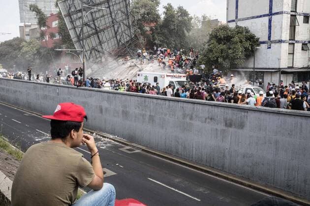September 19 2017 EUM20170919NAC105 JPG CIUDAD DE MEXICO Earthquake Sismo CDMX El fuerte sismo que sacudio este martes la Ciudad de Mexico provoco el colapso de edificios en varios puntos de la capital y dejo decenas de muertos y un numero indeterminado de personas atrapadas bajo los escombros En la imagen en Monterrey y Viaducto de la colonia Narvarte delegacion Benito Juarez 19 de septiembre 2017 Foto Agencia EL UNIVERSAL German Espinosa RCC Credit Image © El Universal via ZUMA Wire Latin News September 19 2017 GermanxEluniversal  EUM_I_20170919_501145.JPG