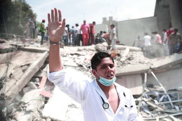 September 19 2017 EUM20170919NAC115 JPG CIUDAD DE MEXICO Earthquake Sismo CDMX Decenas de personas de la comunidad civil ayudan en las tareas de remocion de escombros en algunos edificios que se derrumbaron tras el sismo de este martes 19 de septiembre de 2017 en la Ciudad de Mexico Foto Agencia Alejandra Leyva EVZ Credit Image © via ZUMA Wire Latin News September 19 2017 ElxUniversal  EUM_I_20170919_501161.JPG